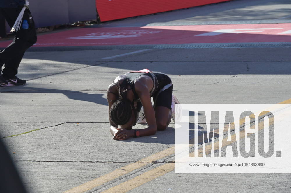 Chicago Marathon 2026 CHICAGO, ILLINOIS - OCTOBER 11: Ethiopian runner Hawi Feysa crosses the finish line to win the women s professional division at the 48th Bank of America Chicago Marathon in Chicago, United States on October 11, 2026. Over 55,000 participants competed on the 26.2-mile course starting and finishing in Grant Park. Jacek Boczarski Anadolu Chicago United States. Editorial use only. Please get in touch for any other usage.