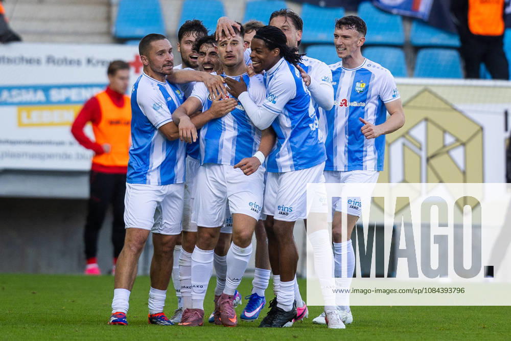 Chemnitz, 111026, Soccer: Northeast Regional League—Chemnitzer FC vs. FC Rot-Weiß Erfurt. Pictured: Jonas Marx of Chemnitz celebrates with the team after the 1-0 win.