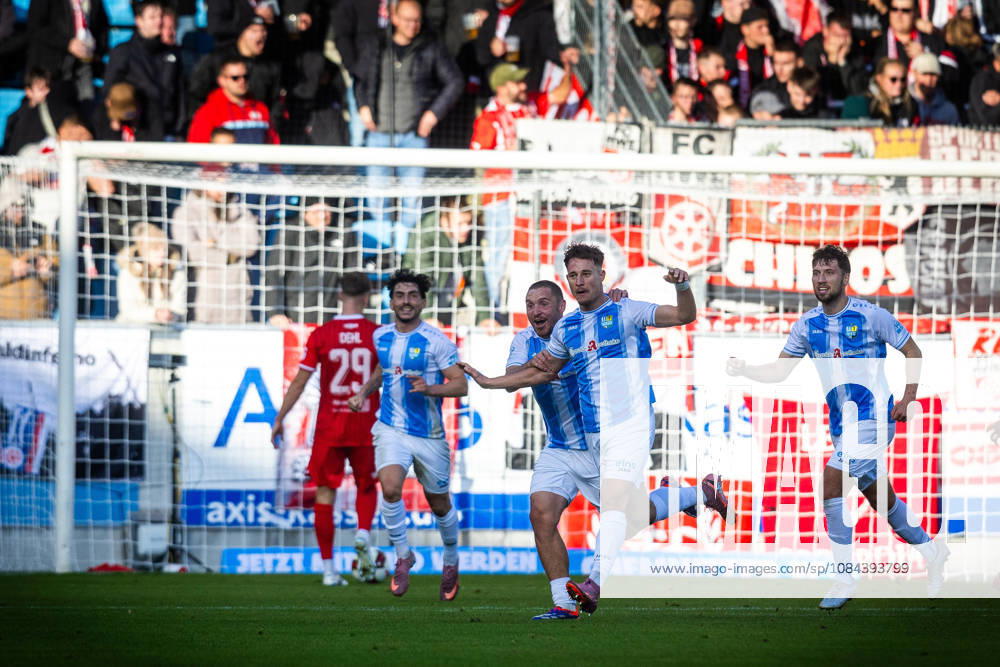 Chemnitz, 111026, Soccer: Northeast Regional League—Chemnitzer FC vs. FC Rot-Weiß Erfurt. Pictured: Jonas Marx of Chemnitz celebrates with the team after the 1-0 win.