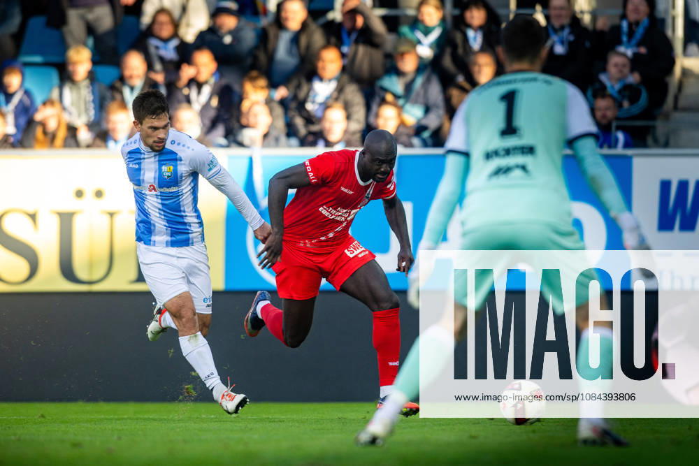 Chemnitz, 111026, Northeast Regional Soccer League: Chemnitzer FC vs. FC Rot-Weiß Erfurt; pictured: Raphael Assibey Mensah (Erfurt) vs. Roman Eppendorfer (Chemnitz)