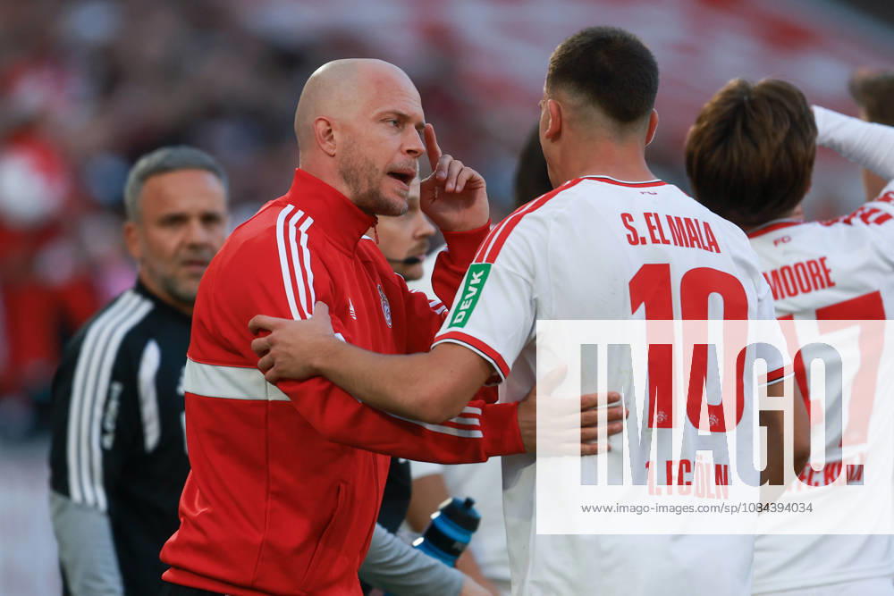 1 Bundesliga 26 27 1 FC Cologne vs. Borussia Mönchengladbach on October 11, 2026, at the RheinEnergieSTADION in Cologne. Coach Rene Wagner of Cologne gives instructions to Said El Mala immediately after the goal that made the score 2–1. MH