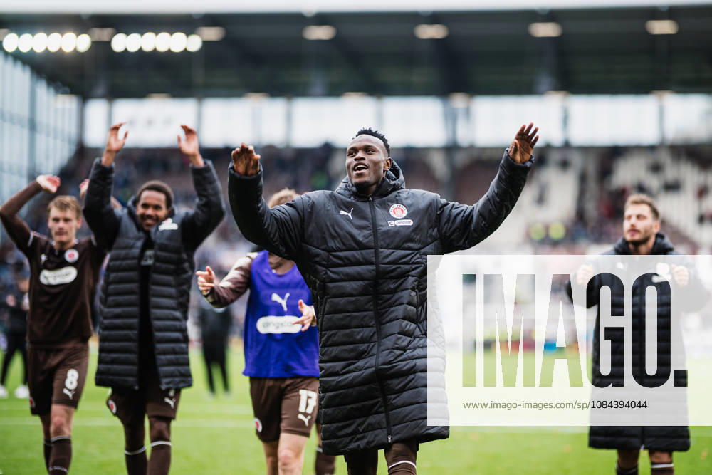 2. Bundesliga: FC St. Pauli vs. Karlsruher SC, October 11, 2026; Abdoulie Ceesay (FC St. Pauli, No. 9) celebrates with the fans; soccer, 2. Bundesliga, Matchday 7: FC St. Pauli vs. Karlsruher SC on October 11, 2026, at Millerntor Stadium, Hamburg. DFL regulations prohibit any use of photographs as image sequences and or quasi-video.