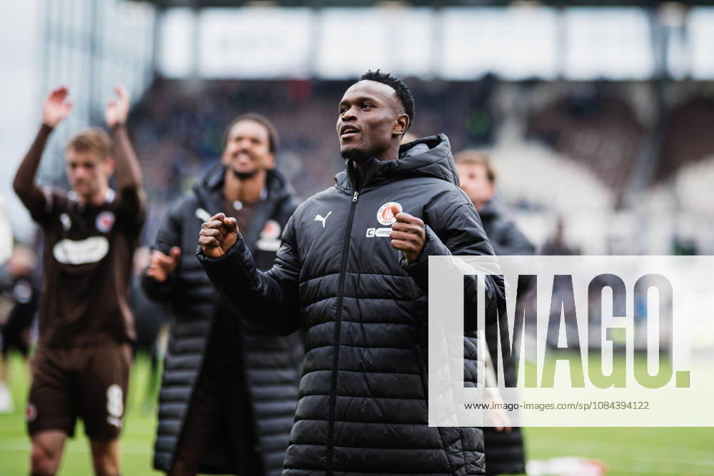 2. Bundesliga: FC St. Pauli vs. Karlsruher SC, October 11, 2026; Abdoulie Ceesay (FC St. Pauli, No. 9) celebrates with the fans; soccer, 2. Bundesliga, Matchday 7: FC St. Pauli vs. Karlsruher SC on October 11, 2026, at Millerntor Stadium, Hamburg. DFL regulations prohibit any use of photographs as image sequences and or quasi-video.