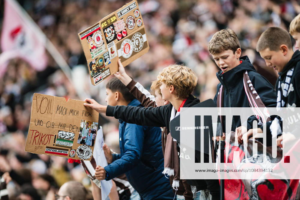 2. Bundesliga: FC St. Pauli vs. Karlsruher SC, October 11, 2026. Young St. Pauli fans hold up signs with their jersey requests. Soccer, 2. Bundesliga, Matchday 7: FC St. Pauli vs. Karlsruher SC on October 11, 2026, at Millerntor Stadium, Hamburg. DFL regulations prohibit any use of photographs as image sequences and or quasi-video.