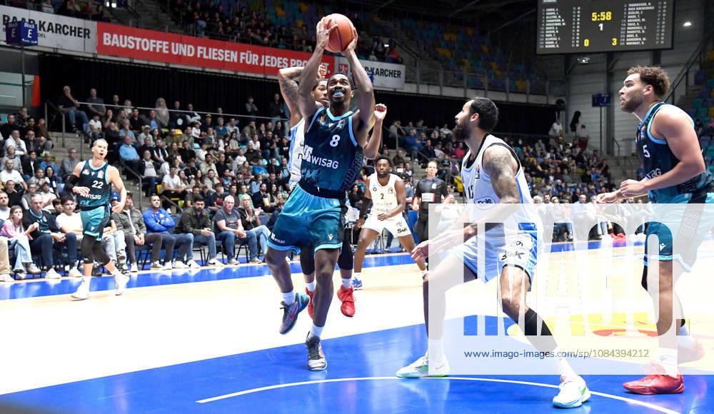 Basketball easyCredit BBL Bundesliga, Frankfurt Skyliners vs. Veolia Towers Hamburg, William Christmas (Fraport Skyliners Frankfurt), David Muenkat (Veolia Towers Hamburg), Martin Breunig (Veolia Towers Hamburg), Head-to-head matchup, Frankfurt am Main
