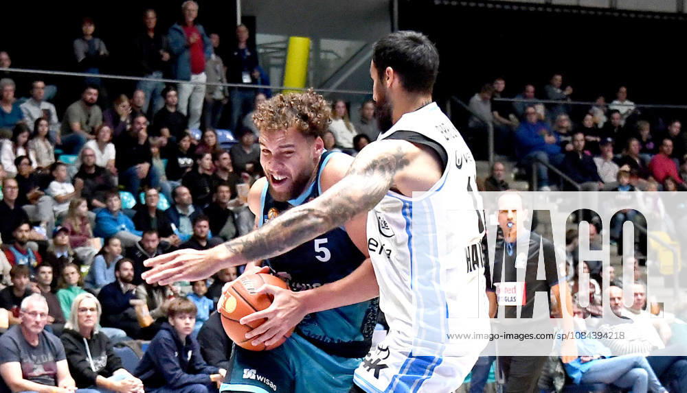 Basketball easyCredit BBL Bundesliga, Frankfurt Skyliners vs. Veolia Towers Hamburg, Race Thompson (Fraport Skyliners Frankfurt), Martin Breunig (Veolia Towers Hamburg), Head-to-head matchup, Frankfurt am Main