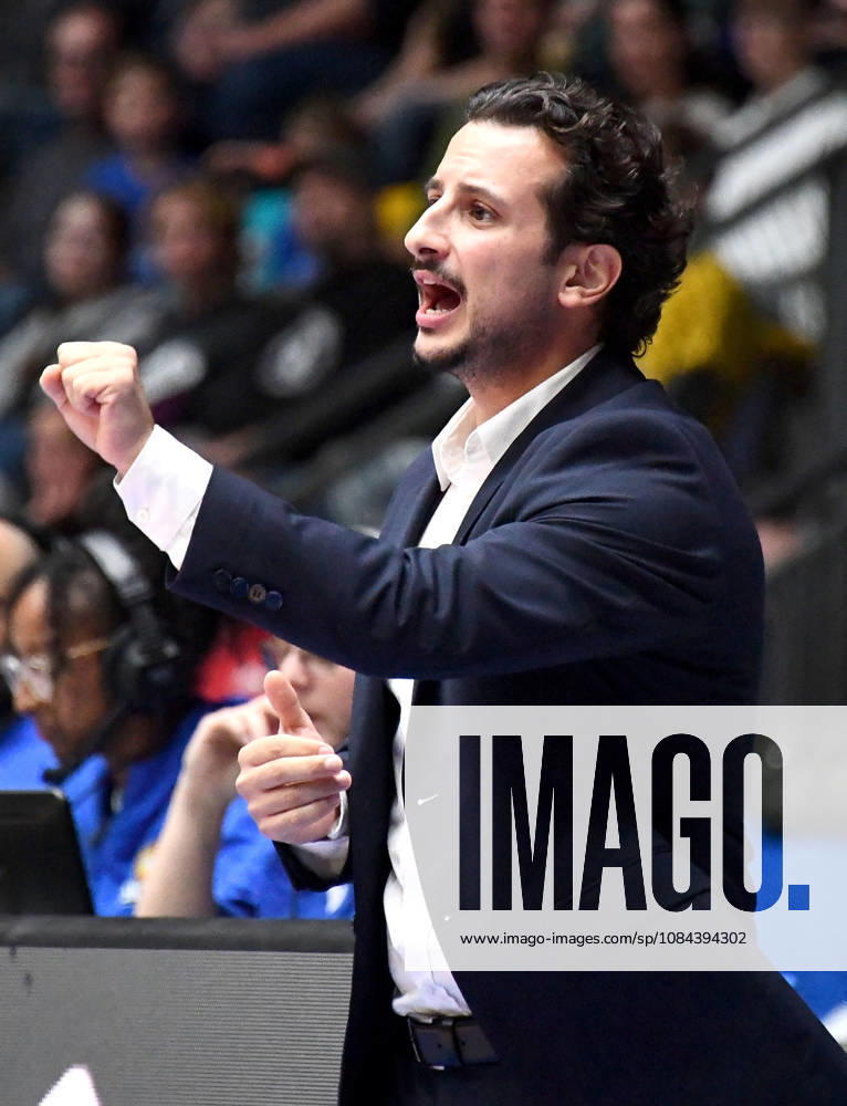 Basketball easyCredit BBL Bundesliga, Frankfurt Skyliners vs. Veolia Towers Hamburg, Sepehr Tarrah, Fraport Skyliners Frankfurt, facial expressions, body language, emotion, instructions, Frankfurt am Main