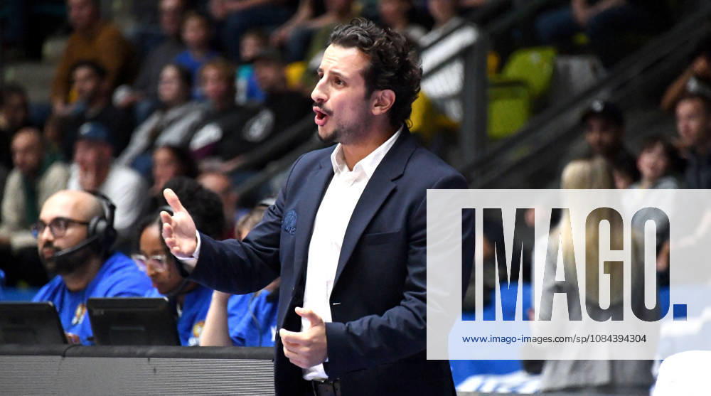Basketball easyCredit BBL Bundesliga, Frankfurt Skyliners vs. Veolia Towers Hamburg, Sepehr Tarrah, Fraport Skyliners Frankfurt, facial expressions, body language, emotion, instructions, Frankfurt am Main