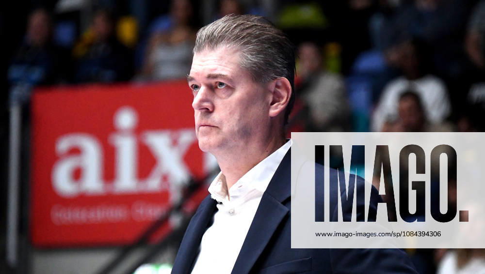 Basketball easyCredit BBL Bundesliga, Frankfurt Skyliners vs. Veolia Towers Hamburg; Coach Klaus Perwas, Head Coach, Fraport Skyliners Frankfurt; facial expressions, gestures, emotion, looking up, serious; Frankfurt am Main