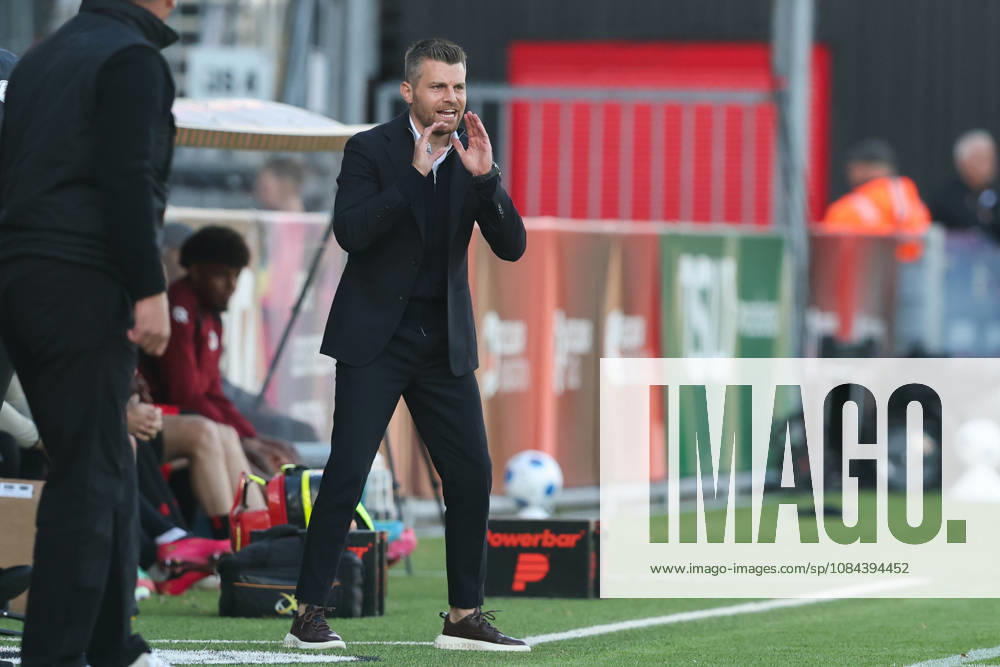 2026-10-11 Excelsior Rotterdam v FC Groningen - Dutch Eredivisie ROTTERDAM, NETHERLANDS - OCTOBER 11: Headcoach Ruben van Uil of Excelsior Rotterdam coaches his players during the Dutch Eredivisie match between Excelsior Rotterdam and FC Groningen at Stadion Woudestein on October 11, 2026 in Rotterdam, Netherlands. Rotterdam Stadion Woudestein Netherlands Content not available for redistribution in The Netherlands directly or indirectly through any third parties.