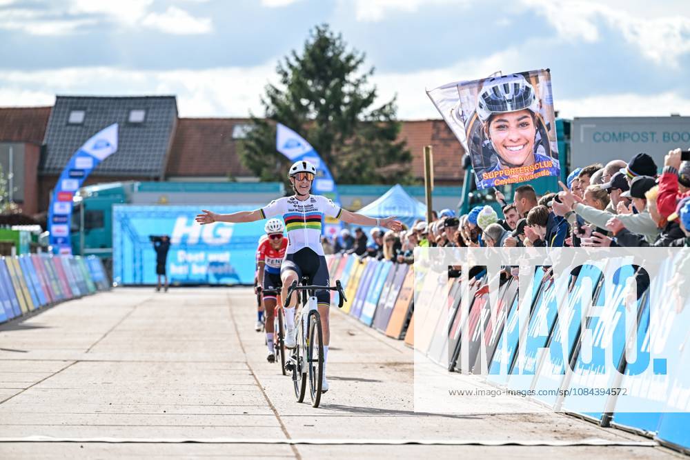 Netherlands Lucinda Brand celebrates as she crosses the finish line to win the women elite race of the Mosselcross cyclocross cycling event, on Sunday 11 October 2026, in Dendermonde, the first race (out of 7) of the HG Cross competition. DAVIDxPINTENS x189460423x