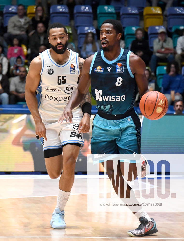 Basketball easyCredit BBL Bundesliga, Frankfurt Skyliners vs. Veolia Towers Hamburg, William Christmas (Fraport Skyliners Frankfurt), David Muenkat (Veolia Towers Hamburg), one-on-one, duel, sprint, Frankfurt am Main