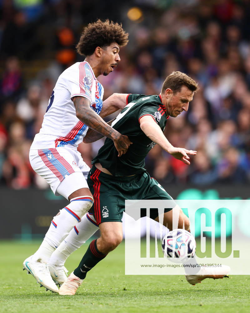 Crystal Palace gegen Nottingham Forest, 11. Oktober 2026, London, Premier League, Fußball: Crystal Palace gegen Nottingham Forest – Chris Richards von Crystal Palace und Chris Wood von Nottingham Forest. Foto: Jacques Feeney, Offside, London, Großbritannien