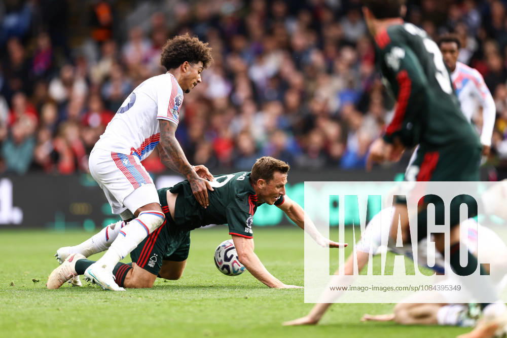 Crystal Palace gegen Nottingham Forest, 11. Oktober 2026, London, Premier League, Fußball: Crystal Palace gegen Nottingham Forest – Chris Richards von Crystal Palace und Chris Wood von Nottingham Forest. Foto: Jacques Feeney, Offside, London, Großbritannien