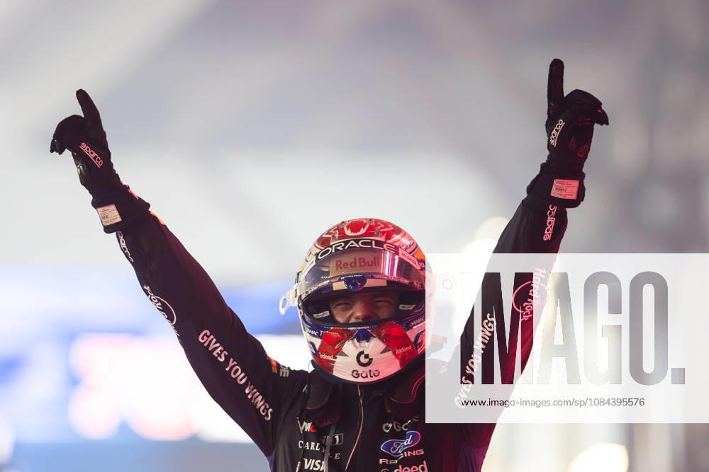 F1 - SINGAPORE GRAND PRIX 2026 VERSTAPPEN Max (nld), Red Bull Racing RB22, portrait, parc fermÃ celebration during the 2026 Formula 1 Singapore Grand Prix, 17th round of the 2026 Formula One World Championship, WM, Weltmeisterschaft from October 9 to 11, 2026 on the Marina Bay Street Circuit, in Singapore, Singapore - SingaporeSingapore