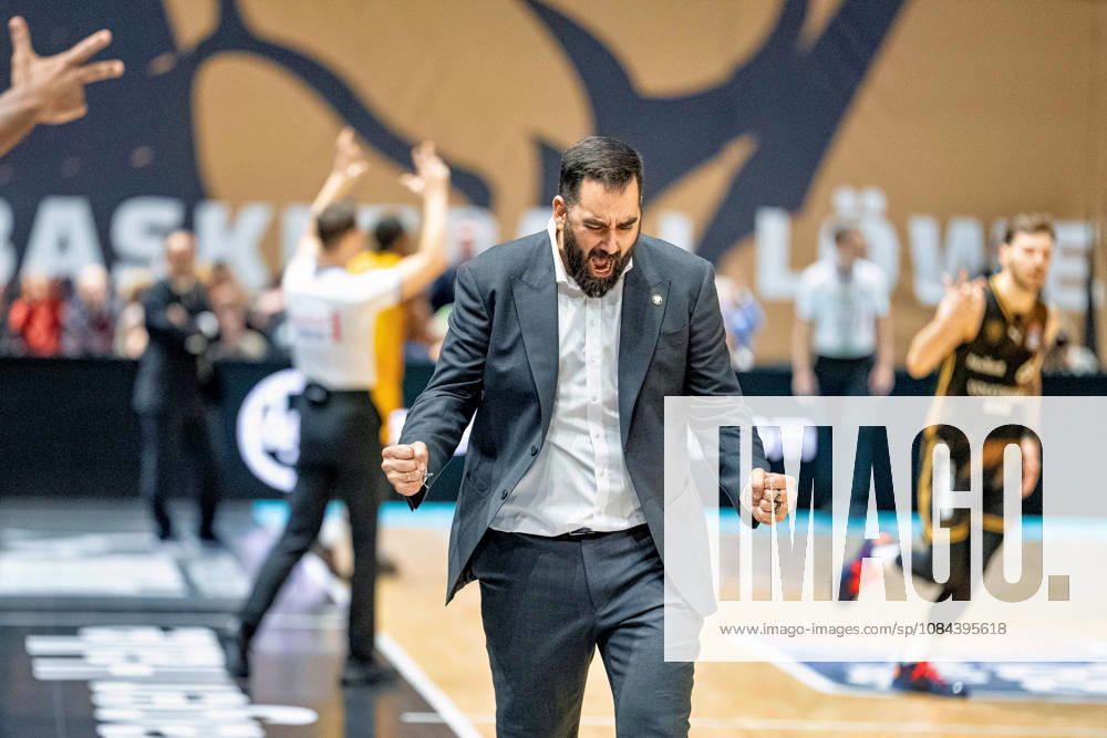 Ramon Diaz, head coach of the Loewen Braunschweig basketball team, celebrates. GER, Loewen Braunschweig vs. MHP Riesen Ludwigsburg, basketball, easyCredit BBL, Week 3, 2026–27 season, October 11, 2026 GER, Basketball: Loewen Braunschweig vs. MHP Riesen Ludwigsburg, Basketball, easyCredit BBL, Week 3, 2026–27 season, October 11, 2026 Braunschweig