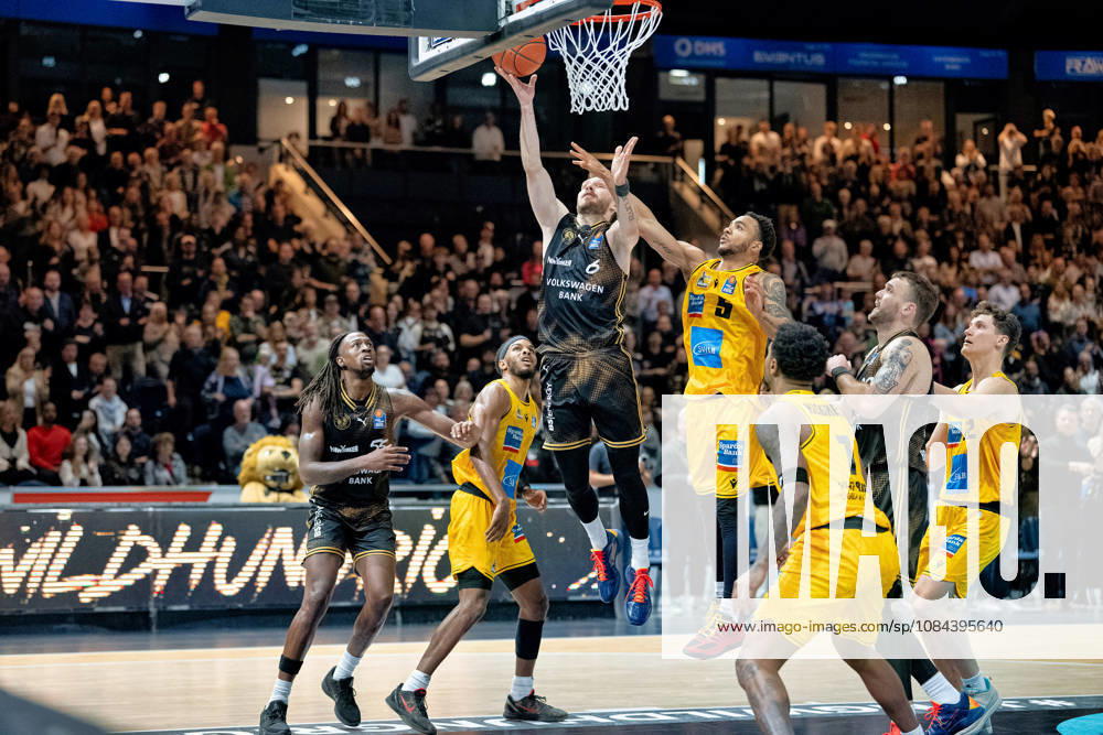 Ferdinand Zylka (No. 6), Loewen Braunschweig vs. Ish Leggett (No. 5), MHP Riesen Ludwigsburg, at the basket, GER; Loewen Braunschweig vs. MHP Riesen Ludwigsburg, Basketball, easyCredit BBL, Week 3, 2026–27 season, October 11, 2026, GER, Basketball: Braunschweig Lions vs. MHP Riesen Ludwigsburg, Basketball, easyCredit BBL, Week 3, 2026–27 season, October 11, 2026, Braunschweig