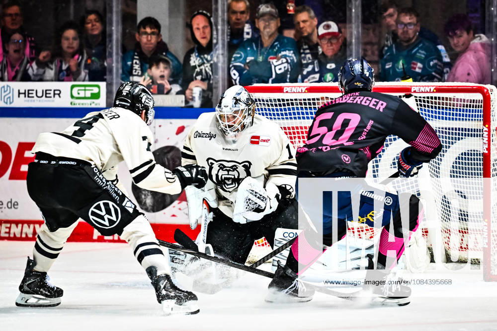 Peter Spornberger, Iserlohn Roosters, 50; Dustin Strahlmeier, Grizzlys Wolfsburg, 1 Yanik Möser, Grizzlys Wolfsburg, 24, GER, Iserlohn Roosters vs. Grizzlys Wolfsburg, Ice Hockey, Penny DEL, Matchday 8, 2026–2027 Season, October 11, 2026, GER, Iserlohn Roosters vs. Grizzlys Wolfsburg, Ice Hockey, Penny DEL, Matchday 8, 2026–2027 Season, October 11, 2026, Iserlohn