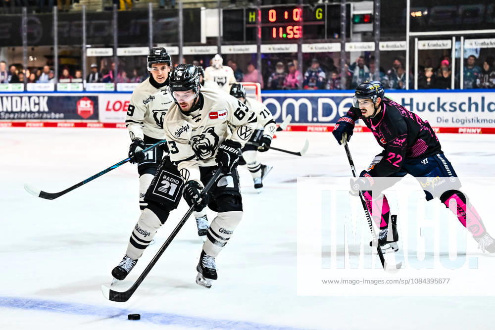 Luis Schinko, Grizzlys Wolfsburg, 63; Daniel Neumann, Iserlohn Roosters, 22, GER, Iserlohn Roosters vs. Grizzlys Wolfsburg, Ice Hockey, Penny DEL, Matchday 8, 2026–2027 Season, October 11, 2026, GER, Iserlohn Roosters vs. Grizzlys Wolfsburg, Ice Hockey, Penny DEL, Matchday 8, 2026–2027 Season, October 11, 2026, Iserlohn