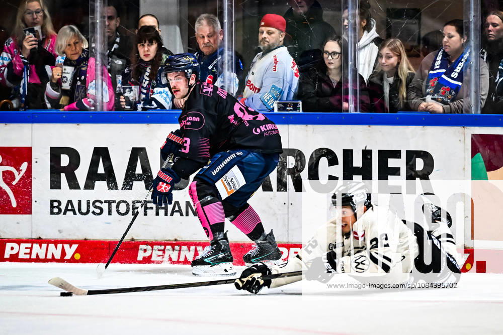 Daryl Boyle, Grizzlys Wolfsburg, 22; Kevin Bicker, Iserlohn Roosters, 83, GER, Iserlohn Roosters vs. Grizzlys Wolfsburg, ice hockey, Penny DEL, Matchday 8, 2026–2027 season, October 11, 2026, GER, Iserlohn Roosters vs. Grizzlys Wolfsburg, Ice Hockey, Penny DEL, Matchday 8, 2026–2027 Season, October 11, 2026, Iserlohn