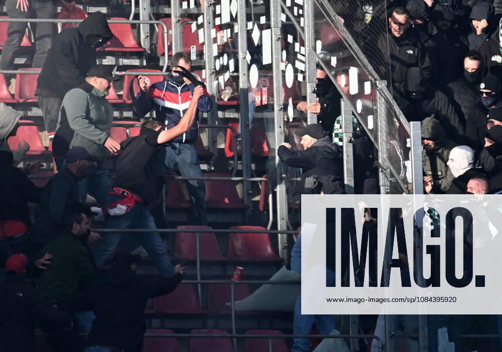 Soccer, Bundesliga 1, 1. FC Köln vs. Borussia Mönchengladbach—Ultras and hooligans from 1. FC Köln (on the left) and Mönchengladbach clash in the North Stand, Cologne