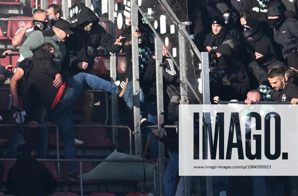 Soccer, Bundesliga 1, 1. FC Köln vs. Borussia Mönchengladbach—Ultras and hooligans from 1. FC Köln (on the left) and Mönchengladbach clash in the North Stand, Cologne
