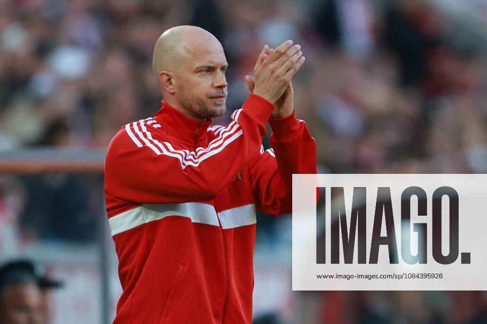 1 Bundesliga 26 27 1 FC Cologne vs. Borussia Mönchengladbach on October 11, 2026, at the RheinEnergieSTADION in Cologne Coach Rene Wagner Cologne is satisfied, clapping, clapping, applause, applauding MH