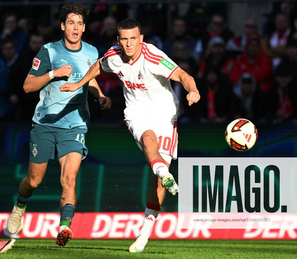 Soccer, Bundesliga 1, 1. FC Köln vs. Borussia Mönchengladbach, Said El Mala (1. FC Köln) scores the 2-1 goal on the right; Philipp Sander (Mönchengladbach) on the left; Mönchengladbach vs. Köln