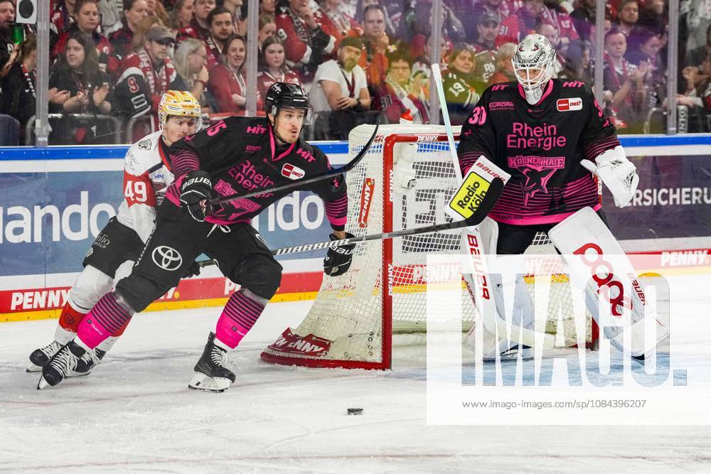 Ice Hockey: Penny DEL, Matchday 8—Cologne Sharks vs. Nuremberg Ice Tigers on October 11, 2026, at the Lanxess Arena in Cologne. Thomas Heigl (Nuremberg), left: Louis Marc Aubry (Cologne), center: Janne Juvonen (Cologne), right: In accordance with the regulations of the DEL (German Ice Hockey League), the publication and further use of the images in electronic media and on devices of any kind during the game is not permitted