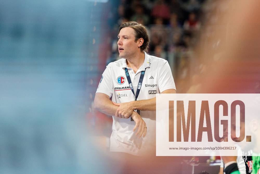 Handball 1st Bundesliga OPEL HBL 2026–2027 Season Matchday 8 HC Erlangen Nuremberg Metropolitan Region HCE MT Melsungen Women s Team Johannes Sellin, Coach of HC Erlangen HCE, looks pensive