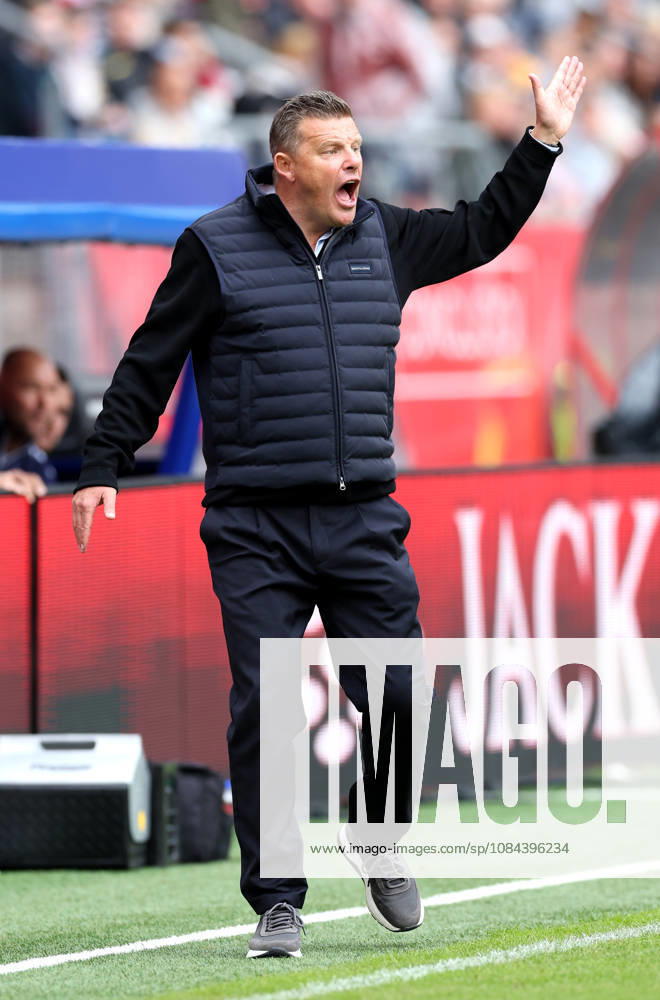 UTRECHT: Willem II coach John Stegeman during the Vriendenloterij Eredivisie match between FC Utrecht and Willem II at Stadion Galgenwaard on October 11, 2026, in Utrecht, the Netherlands. PETER LOUS EYE4IMAGES DeFodi Images