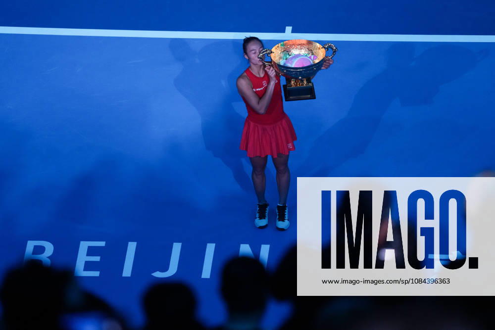 (261011) -- BEIJING, Oct. 11, 2026 -- Zheng Qinwen poses with the trophy during the awarding ceremony after the women s singles final between Zheng Qinwen of China and Mirra Andreeva of Russia at 2026 China Open tennis tournament in Beijing, China, Oct. 11, 2026. ) (SP)CHINA-BEIJING-TENNIS-CHINA OPEN-WOMEN S SINGLES-FINAL (CN) JuxHuanzong