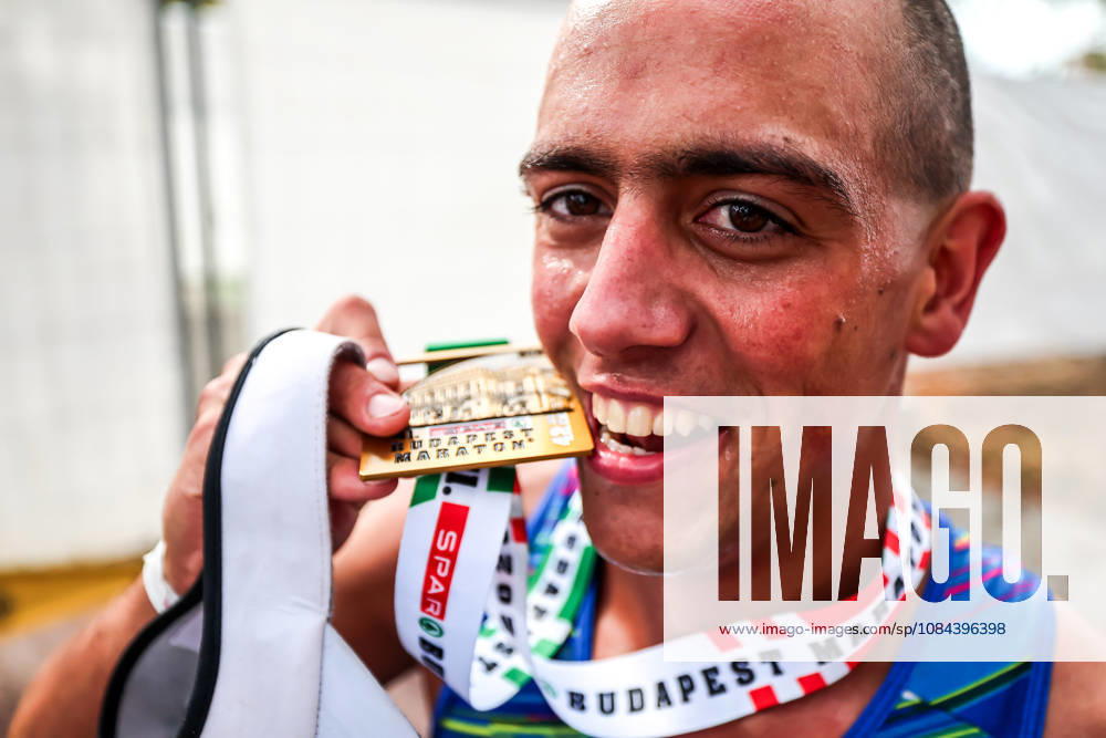 (261011) -- BUDAPEST, Oct. 11, 2026 -- Hungary s Mate David Vasarhelyi, winner of the men s race, poses with his medal after the 41st SPAR Budapest Marathon in Budapest, Hungary, Oct. 11, 2026. (Photo by Xinhua) (SP)HUNGARY-BUDAPEST-BUDAPEST MARATHON DavidxBalogh
