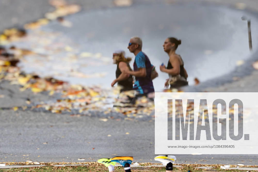 (261011) -- BUDAPEST, Oct. 11, 2026 -- Runners compete during the 41st SPAR Budapest Marathon in Budapest, Hungary, Oct. 11, 2026. ) (SP)HUNGARY-BUDAPEST-BUDAPEST MARATHON HuxZhixuan