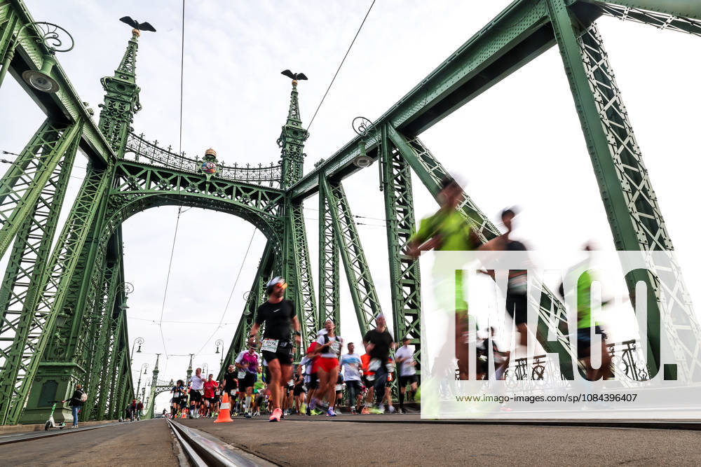 (261011) -- BUDAPEST, Oct. 11, 2026 -- Runners cross the Liberty Bridge during the 41st SPAR Budapest Marathon in Budapest, Hungary, Oct. 11, 2026. (Photo by Xinhua) (SP)HUNGARY-BUDAPEST-BUDAPEST MARATHON DavidxBalogh