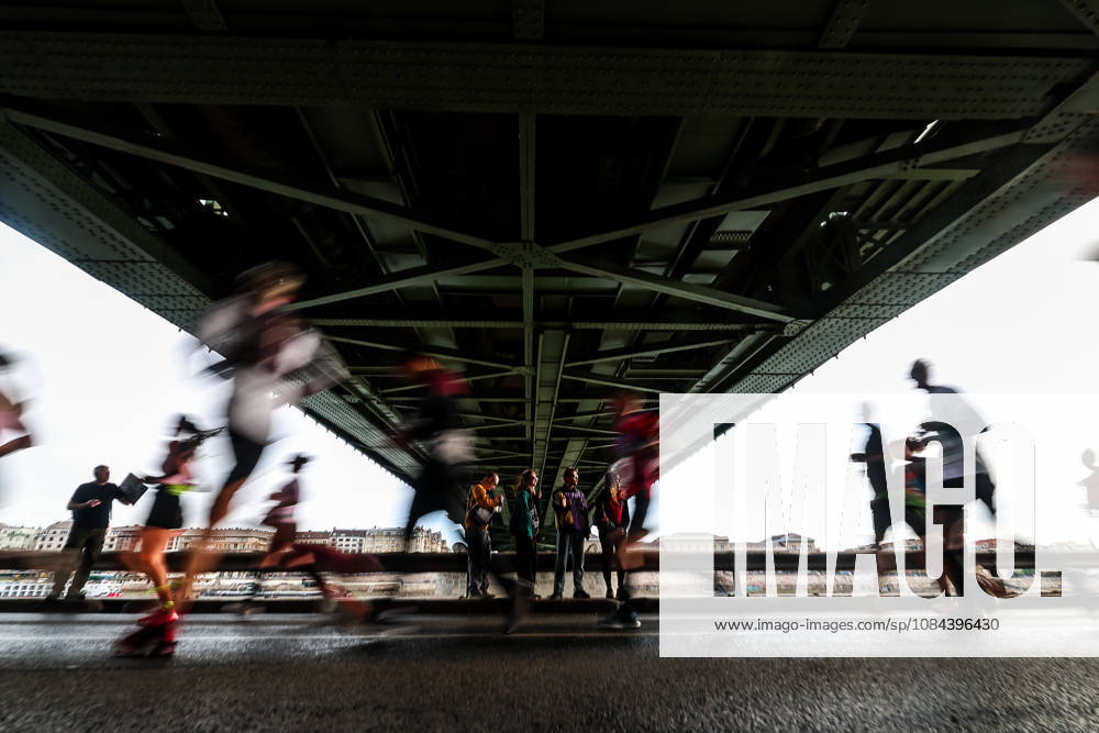 (261011) -- BUDAPEST, Oct. 11, 2026 -- Runners compete during the 41st SPAR Budapest Marathon in Budapest, Hungary, Oct. 11, 2026. (Photo by Xinhua) (SP)HUNGARY-BUDAPEST-BUDAPEST MARATHON DavidxBalogh
