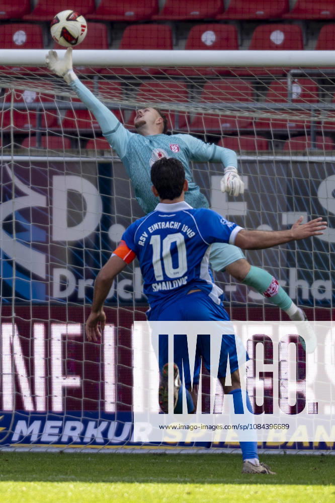 Regionalliga Northeast, Season 26-27: Hallescher FC vs. RSV Eintracht 1949 e.V., Halle, Germany, October 11, 2026. Pictured, from left: Ernes Smailovic (RSV) and goalkeeper Luca Bendel (Halle). Halle-Saale Leuna Chemie Stadium, Saxony-Anhalt, Germany
