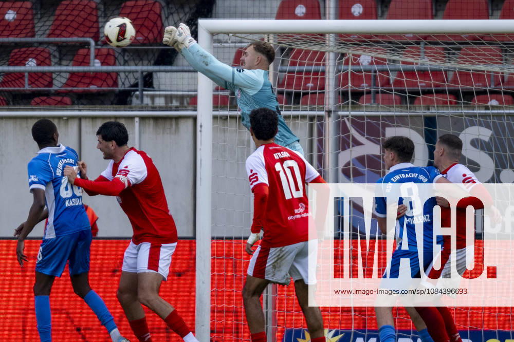 Regionalliga Northeast Season 26-27 Hallescher FC vs. RSV Eintracht 1949 e.V., Halle, Germany, October 11, 2026. Pictured from left: Ali Kasola (RSV), Burim Halili (Halle), goalkeeper Luca Bendel (Halle), Osman Atilgan (Halle), Luis Pohlenz (RSV), and Marius Hauptmann (Halle); Halle-Saale Leuna Chemie Stadium, Saxony-Anhalt, Germany