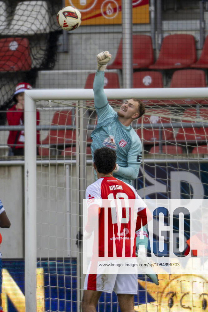 Regionalliga Northeast, Season 26-27: Hallescher FC vs. RSV Eintracht 1949 e.V., Halle, Germany, October 11, 2026. Pictured, from left: Osman Atilgan (Halle) and goalkeeper Luca Bendel (Halle). Halle-Saale Leuna Chemie Stadium, Saxony-Anhalt, Germany