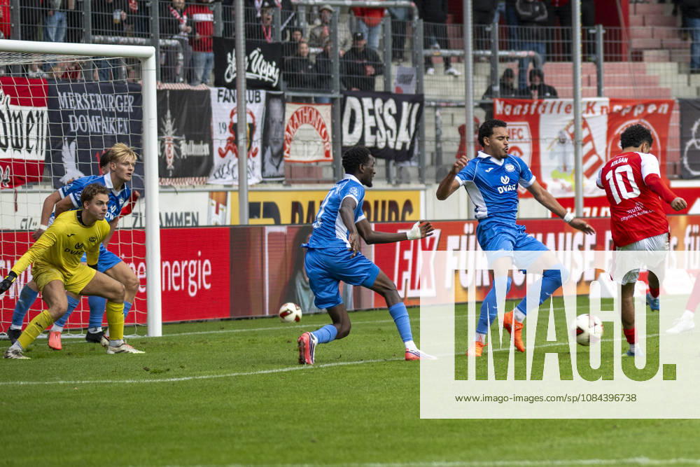 Regionalliga Northeast Season 26-27 Hallescher FC vs. RSV Eintracht 1949 e.V., Halle, Germany, October 11, 2026. Pictured from left: Goalkeeper Linus Löffler (RSV), Jules Hasenberg (RSV), Joshua Uwakhonye (RSV), Caua (RSV), and Osman Atilgan (Halle) at the Halle Saale Leuna Chemie Stadium, Saxony-Anhalt, Germany