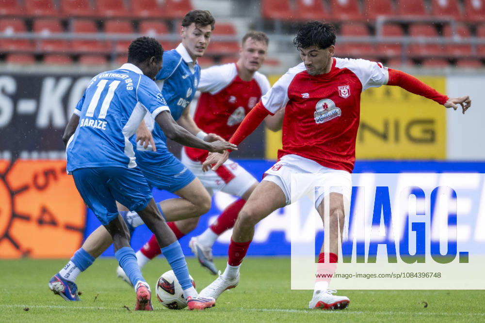 Regionalliga Northeast, Season 26-27: Hallescher FC vs. RSV Eintracht 1949 e.V., Halle, Germany, October 11, 2026. Pictured, from left: Isma Baraze (Adam, RSV) and Burim Halili (Halle), Halle Saale Leuna Chemie Stadium, Saxony-Anhalt, Germany