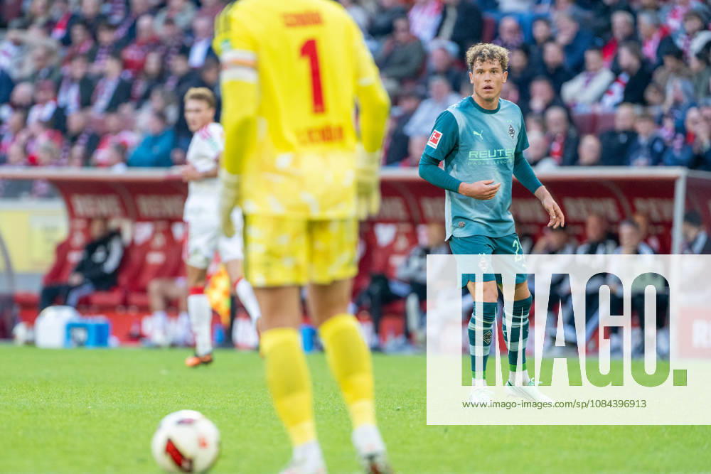 Marvin Schwaebe of 1. FC Köln, No. 01, is being marked by Robin Hack of Borussia Mönchengladbach, No. 25. 1. FC Köln vs. Borussia Mönchengladbach, soccer, Bundesliga, Matchday 5, 2026–27 season, October 12, 2026, DFL regulations prohibit any use of photographs as image sequences and or quasi-video, 1. FC Köln vs. Borussia Mönchengladbach, Soccer, Bundesliga, Matchday 5, 2026–27 Season, December 10, 2026, Cologne