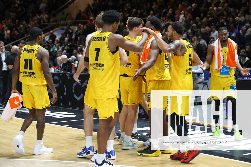 Basketball easyCredit BBL, Basketball Löwen Braunschweig vs. MHP RIESEN Ludwigsburg, from left: Ludwigsburg celebrating the victory, Braunschweig celebrating after the game