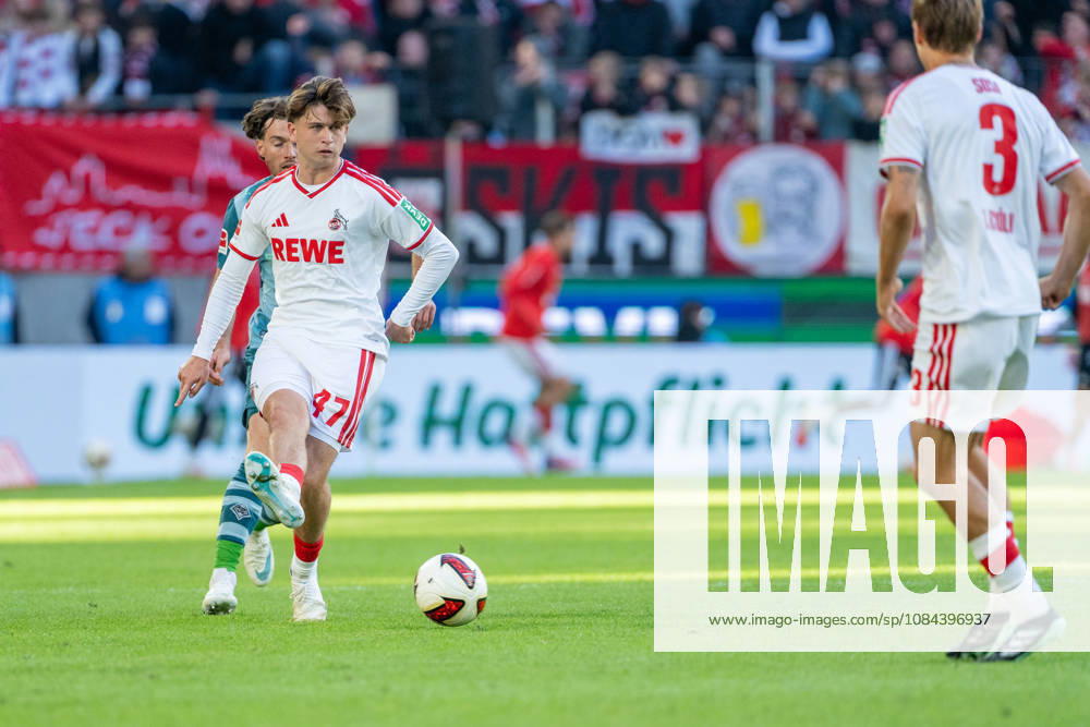 Mikey Moore (1. FC Köln), No. 47, in a tackle with Philipp Sander (Borussia Mönchengladbach), No. 16, passes the ball back. 1. FC Köln vs. Borussia Mönchengladbach, Soccer, Bundesliga, Matchday 5, 2026–27 season, October 12, 2026. DFL regulations prohibit any use of photographs as image sequences and or quasi-video, 1. FC Köln vs. Borussia Mönchengladbach, soccer, Bundesliga, Matchday 5, 2026–27 season, October 12, 2026, Cologne