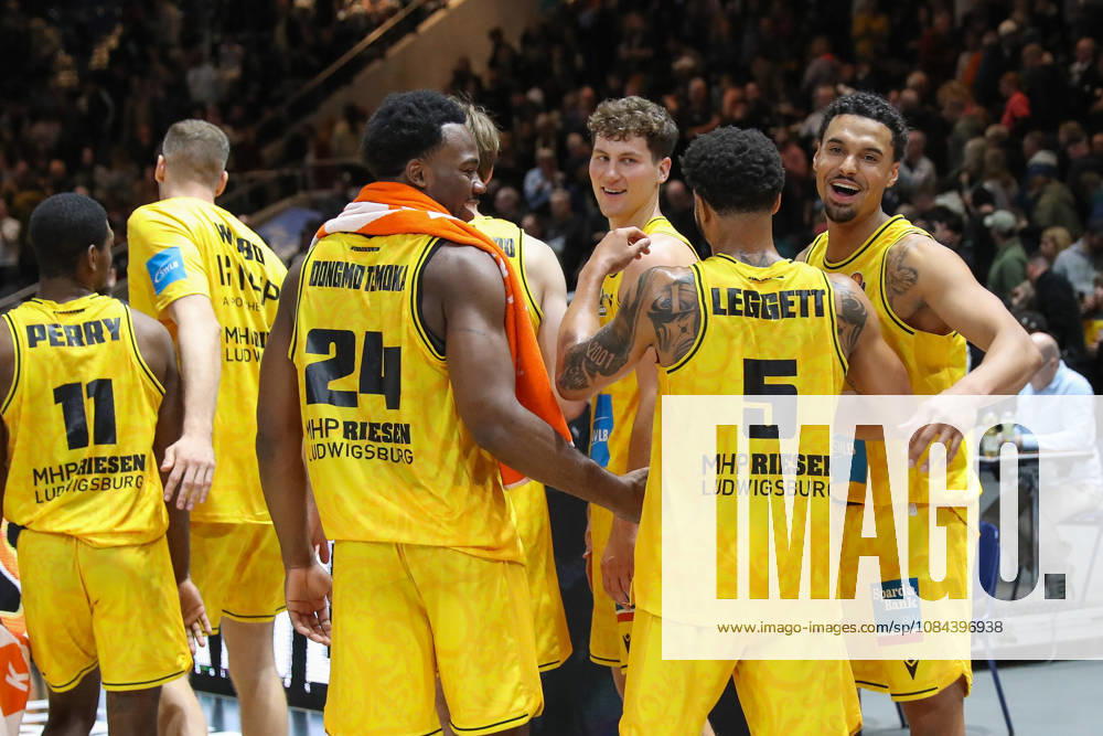 Basketball easyCredit BBL, Basketball Löwen Braunschweig vs. MHP RIESEN Ludwigsburg, from left: Ludwigsburg celebrating the victory, Braunschweig celebrating after the game