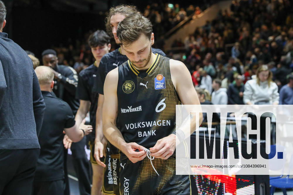 Basketball easyCredit BBL, Basketball Löwen Braunschweig vs. MHP RIESEN Ludwigsburg, from left: Ferdinand Zylka (Braunschweig), 6, looks disappointed, looks dejected, looks downcast, disappointed Braunschweig