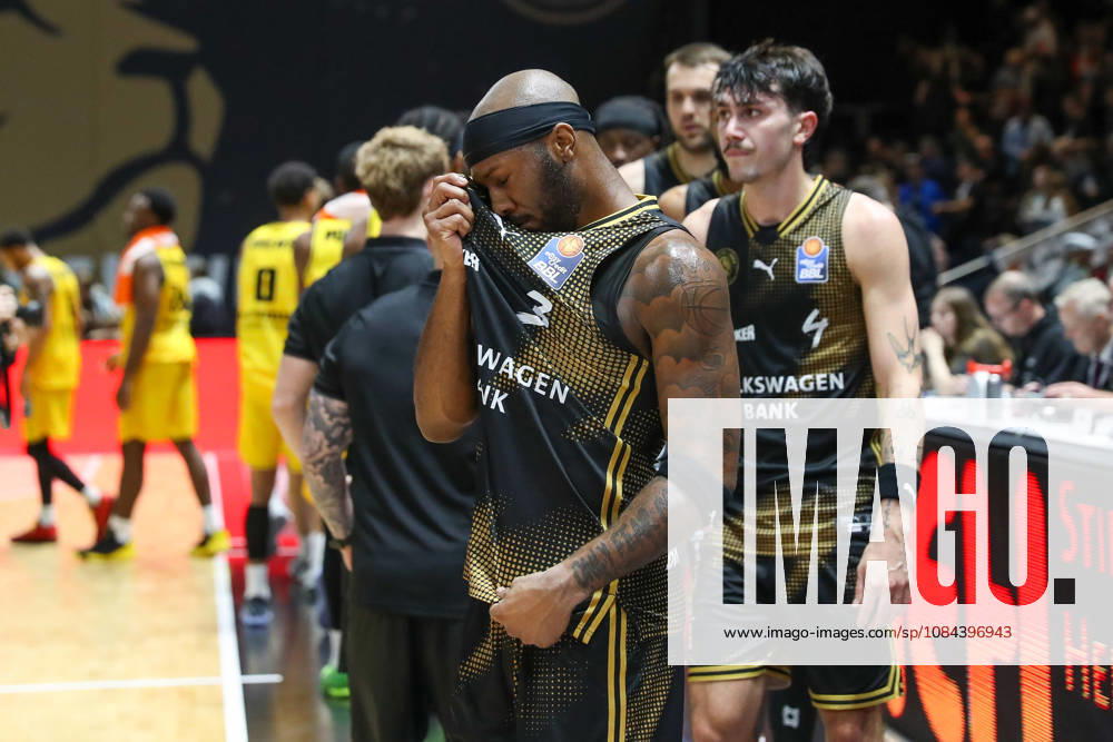 Basketball easyCredit BBL, Basketball Löwen Braunschweig vs. MHP RIESEN Ludwigsburg, from left: Dejour, Reaves, Braunschweig, 3 disappointed, looking disappointed, dejected, disappointed Braunschweig