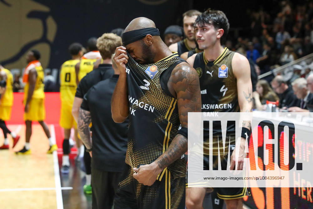 Basketball easyCredit BBL, Basketball Löwen Braunschweig vs. MHP RIESEN Ludwigsburg, from left: Dejour, Reaves, Braunschweig, 3 disappointed, looking disappointed, dejected, disappointed Braunschweig
