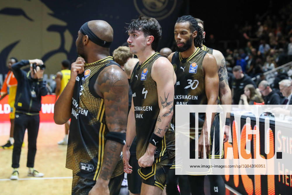 Basketball easyCredit BBL, Basketball Löwen Braunschweig vs. MHP RIESEN Ludwigsburg, from left: Gian Aydinoglu (Braunschweig), 4, Chip Flanigan, Braunschweig, 30, disappointed, looks disappointed, dejected, disappointed, Braunschweig