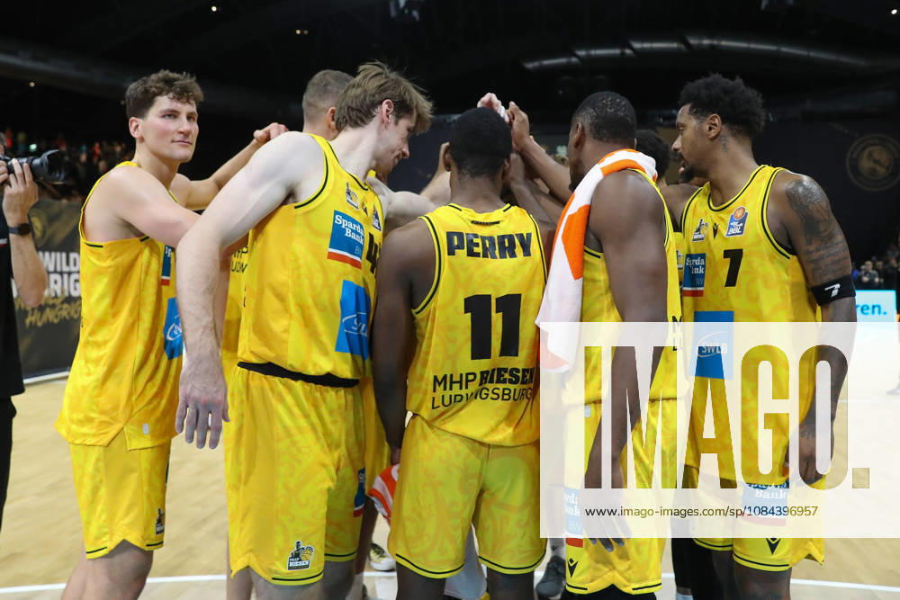 Basketball easyCredit BBL, Basketball Löwen Braunschweig vs. MHP RIESEN Ludwigsburg, from left: Ludwigsburg celebrating the victory, Braunschweig celebrating after the game